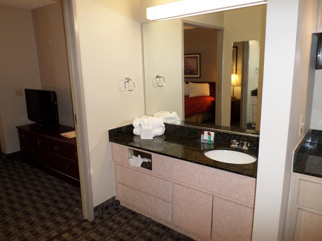 Wingate By Wyndham Canton-Hall Of Fame Room photo